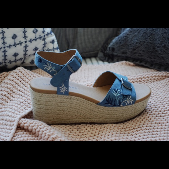 Platform Sandals - Picture 2 of 4